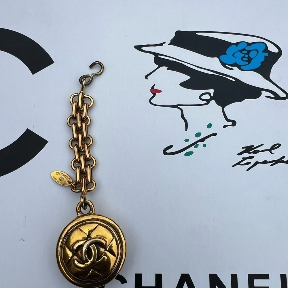 CHANEL VINTAGE CC MEDALLION GOLD CHAIN BAG CHARM / KEYCHAIN - Picture 5 of 7